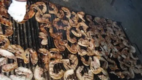 Gran parrillada de panceta de cerdo en una matanza popular