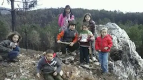 Los m&aacute;s j&oacute;venes en la reforestaci&oacute;n de Vettonia. PILAR P&Eacute;REZ