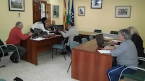 Alumnos acebanos en el curso de inform&aacute;tica