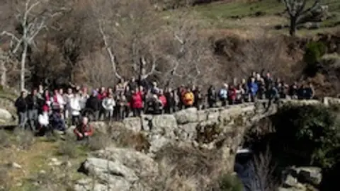 Senderistas en la ruta Piornal--Garganta la Olla.