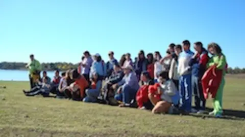 Los alumnos del IESO Valles de Gata en una jornada medioambiental. IMAGEN DE ARCHIVO