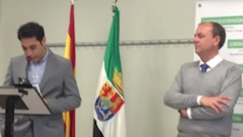 Ivan Payo, gerente de Cig&uuml;e&ntilde;a Negra, con Jos&eacute; Antonio Monago