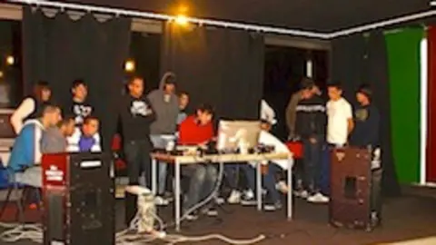 Curso de disk jockey en el Espacio para la Creaci&oacute;n Joven de Moraleja. ECJ