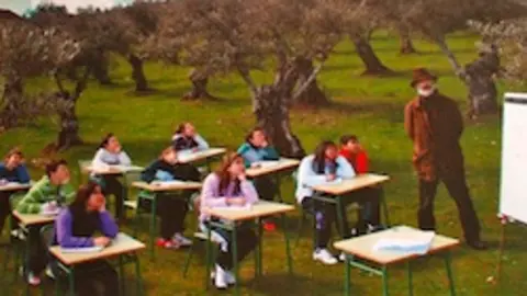 Aula en el terreno del no-colegio de Perales