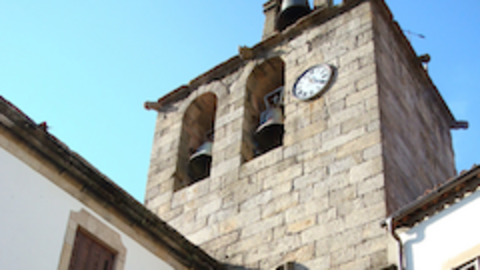 Torre campanario en San Mart&iacute;n de Trevejo