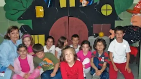 Maite con los alumnos y el castillo de la bruja