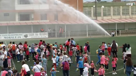 Los ni&ntilde;os disfrutan en la II pequeolimpiada