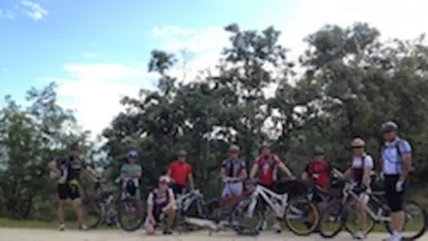 Bikers participantes en la II Serragatina &Eacute;pica. CCC