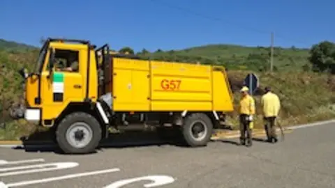 Retenes trabajan en el cruce de Hoyos y Acebo