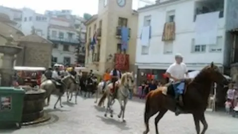 Caballistas en la plaza de Eljas. ARCHIVO. Fabiu Chicu