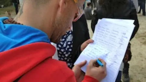 Recogida de firmas pro ASPACE Moraleja en el Festival Margarita Rock