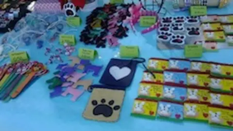 Puesto de la Asociaci&oacute;n protectora de animales de Moraleja (APAM)