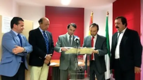 Firma del protocolo de entrega a la Diputaci&oacute;n de la carretera de La Moheda