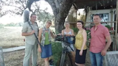 El equipo belga de televisi&oacute;n con la propietaria del primer glamcamp de Extremadura