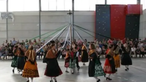 Bailando el cord&oacute;n en el Festival Luisa Pe&ntilde;alva. ROCIO ALONSO JACINTO