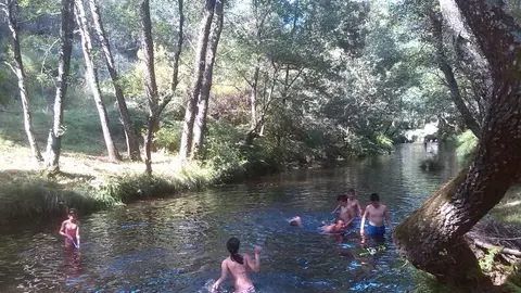 Los ni&ntilde;os mohedanos en el r&iacute;o de Villasbuenas. ANA ASENSIO
