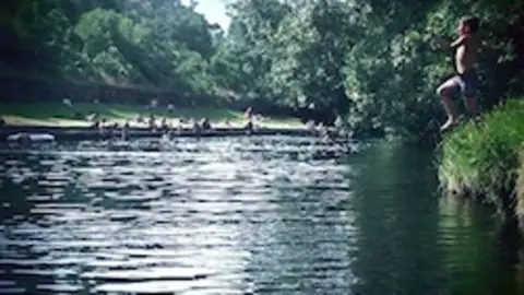 Piscina fluvial en Hoyos. TONNY C&Aacute;CERES