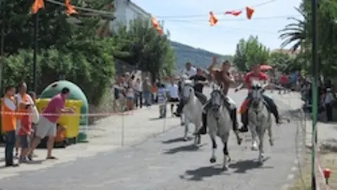 Juegos tradicionales a caballo. ARCHIVO. FABIU PEQUENU