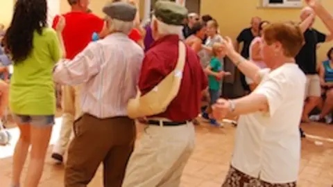 Los mayores bailan en la IV convivencia familiar de la residencia de Torre. MAR&Iacute;A JOS&Eacute; BRRANTES