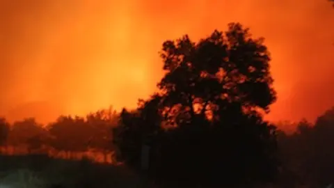 Incendio en Valverde del Fresno la noche del 4 de agosto de 2013. YAIZA HERN&Aacute;NDEZ