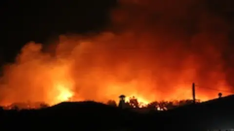 Incendio en Valverde del Fresno la noche del 4 de agosto de 2013. YAIZA HERN&Aacute;NDEZ