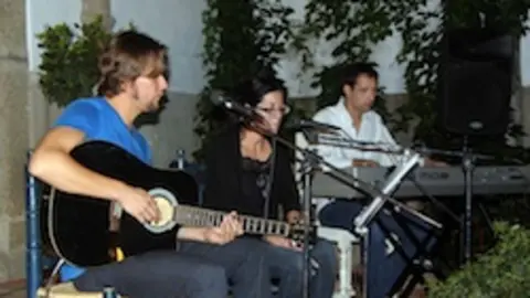 Concierto de La Versi&oacute;n en Casa Antol&iacute;na de San Mart&iacute;n de Trevejo