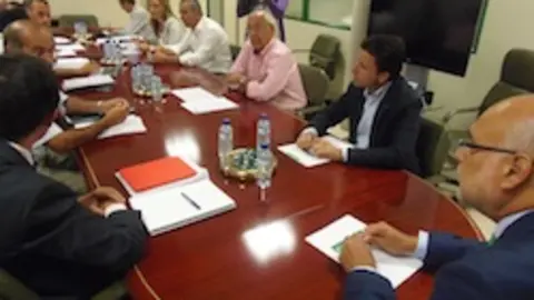 Ech&aacute;varri se re&uacute;ne con los regantes