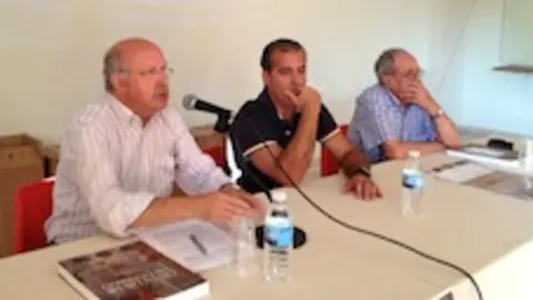 Juan Carlos G&ordf; Delgado (centro) presenta su &uacute;ltimo trabajo en Robledillo