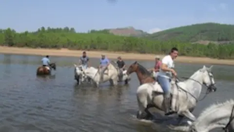 Jinetes en el Pantano de Penha García en 2012. FABIU PEQUENU