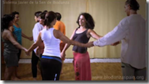 Participantes en una clase de Biodanza. 