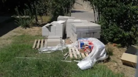 Material de construcción en el patio del IESO Val de Xálima.