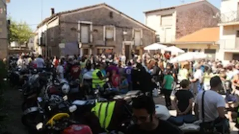 La pe&ntilde;a motera Esperando de Coria en Villasbuenas de Gata