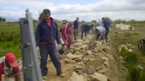 Levantamiento de muros con piedra seca