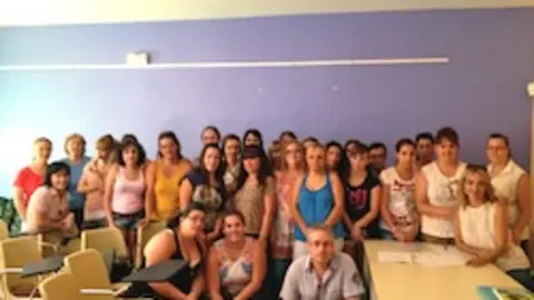 Alumnas y monitores de los cursos de peluquería y limpieza de alojamientos y catering 