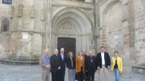 Nogales, Cerro y Ballesteros ante la catedral de Coria