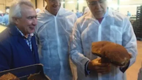 El consejero en la fábrica de Julián Martín