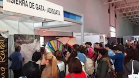 El público llena el stand de Adisgata en INtur