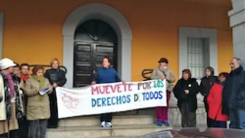54 círculo de silencio en Perales del Puerto