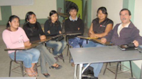 Dr. Gallego con alumnos de las becas salario