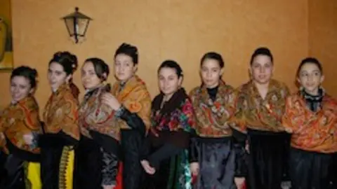 Jóvenes ataviadas con el traje regional en Las Candelas