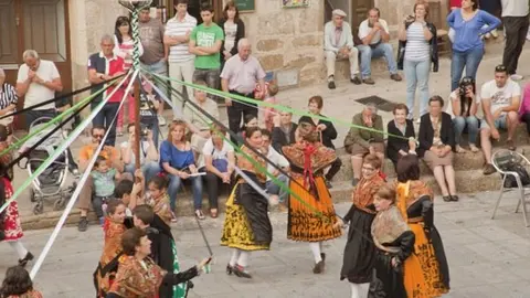 Las mujeres bailan el ramo