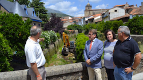 El consejero y la directora general de infraestructuras en Valverde