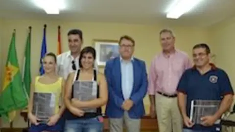 El consejero y el alcalde con los adjudicatarios