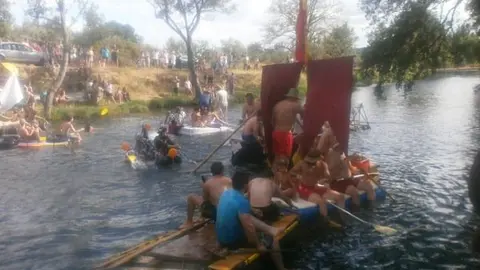 III Concurso de Trastos Flotantes en Cadalso. Imagen de Pablo Riolobos