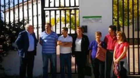 A las puertas del IES Gabriel y Galán