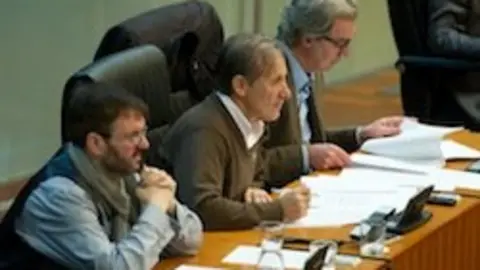 Escobar defiende en la Asamblea la legalizaci&oacute;n del rebusco