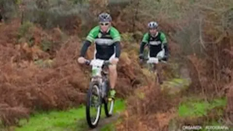 Ciclistas en la Ruta Us Madro&ntilde;us de la ADV