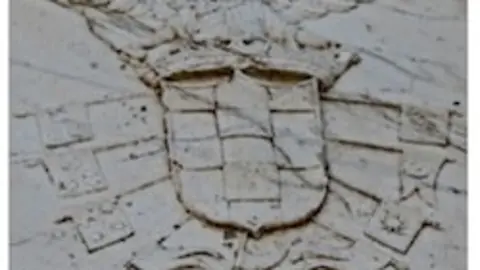 ESCUDO DE LA CASA DE ALBA. CORIA. CAìCERES_2