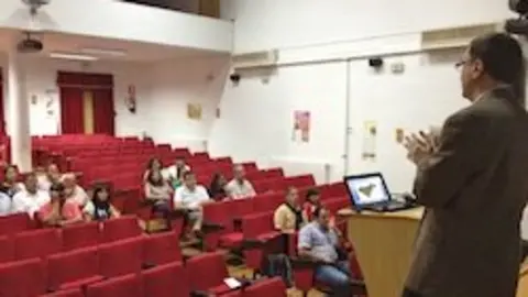 Un representante de la empresa redactora expone el POT a alcaldes y técnicos