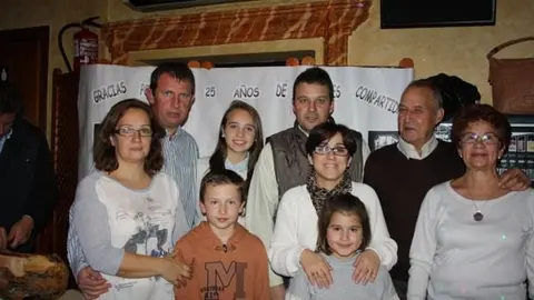 Tres generaciones de la familia Acosta Torres en el XXV Aniversario del Bar Avenida